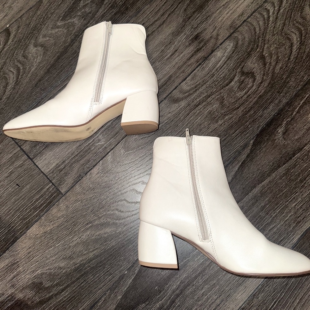 Chinese Laundry Solid White Trendy Faux Leather Ankle Booties - Good Condition